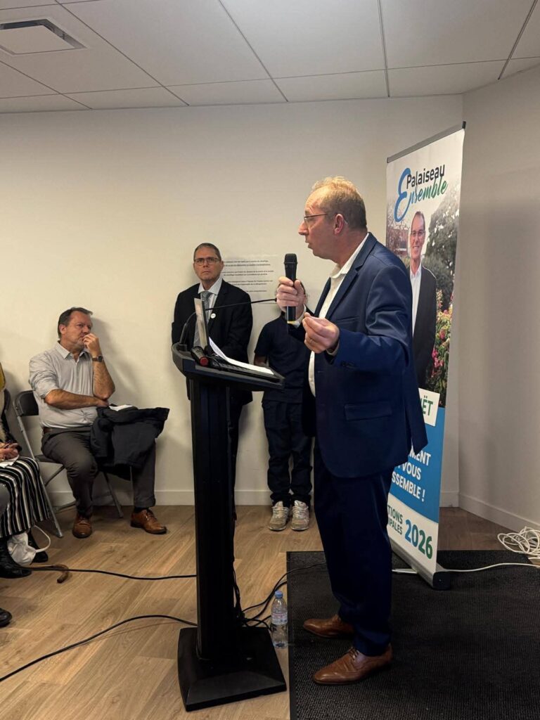 Retour sur notre meeting de lancement de candidature – Vendredi 24 octobre 2025 

Vendredi soir, 204 Palaisiens se sont rassemblés à l’Espace Seniors, remplissant la salle et montrant que l’alternance est engagée à Palaiseau.

Lors de cette soirée, Eric HOUËT, notre tête de liste, a porté un message clair et engagé :

Une ville responsable

« Chaque euro dépensé devra avoir un impact concret et mesurable pour les habitants. »

Gestion rigoureuse, transparence des finances publiques, réhabilitation du patrimoine, réinvestissement dans les services essentiels : crèches, maisons de quartier, infrastructures sportives.

Une ville bienveillante

« Nous protégerons tous nos habitants, à chaque étape de leur vie. »

Sécurité renforcée avec une brigade de nuit intercommunale, prévention de la délinquance, politique familiale juste et accessible.

Une ville rassemblée

« Nous mobiliserons toutes les forces vives de la commune : commerçants, associations, entrepreneurs, citoyens engagés. »

Revitalisation du centre-ville et des quartiers, gouvernance participative, implication directe des habitants dans les décisions.

Aucun quartier ne doit être abandonné à Palaiseau. Chaque habitant compte.

Le programme complet de Palaiseau Ensemble sera dévoilé dans les prochaines semaines, couvrant tous les domaines essentiels : jeunesse, santé, culture, sport, urbanisme, environnement, services publics et bien plus encore.